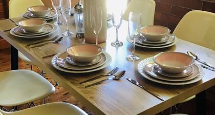 “Clairmont Central” close to Town, Free Wifi & Netflix