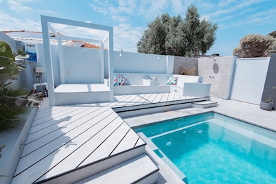 Private Mindarie Retreat with Garden Views, walking distance to Marina & Shops