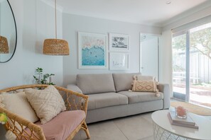 TV connectée, Netflix, lecteur de DVD, livres