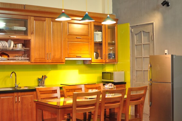 Kühlschrank, Herdplatte, Esstisch