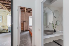 Douche, bidet, serviettes fournies