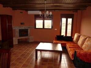Televisión y chimenea 
