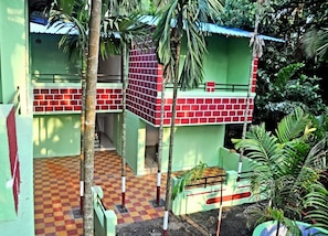 Vista frontal de la propiedad
