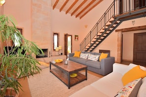 Fernseher, Kamin, Tischtennisplatte