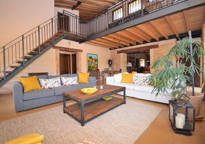 Fernseher, Kamin, Tischtennisplatte