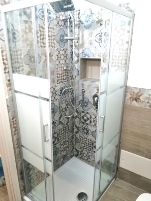 Comfort Quadruple Room | Bathroom