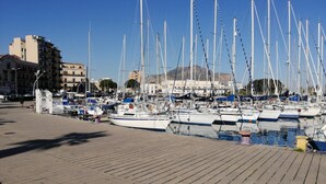 Una marina con varios veleros amarrados en aguas tranquilas.