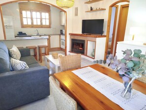 Smart TV, fireplace
