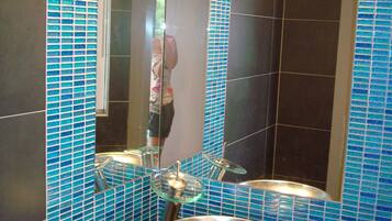 Ducha y bañera combinadas, secador de pelo, toallas y jabón