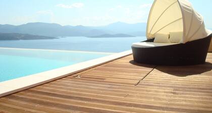 Moderni huvila uima-allas ja poreallas Välimerelle.