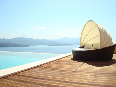 Modern, Family Friendly & Peaceful Villa with 15m long Infinite Private Pool & J