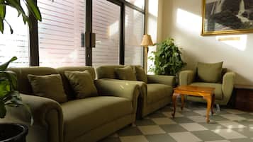 Coin salon dans le hall