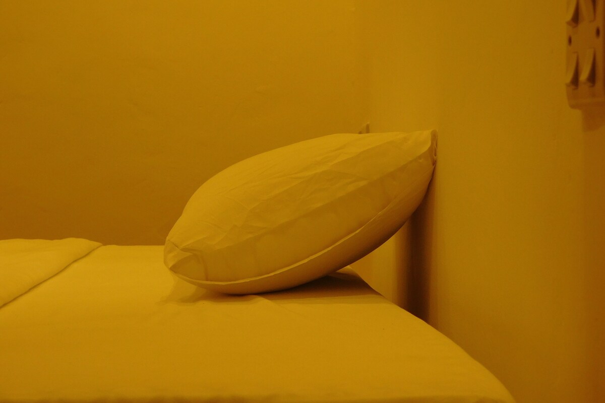 Escritorio, wifi gratis, ropa de cama y acceso para silla de ruedas 