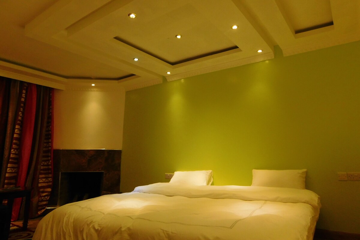 Escritorio, wifi gratis, ropa de cama y acceso para silla de ruedas 