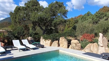 Una piscina al aire libre, una piscina climatizada