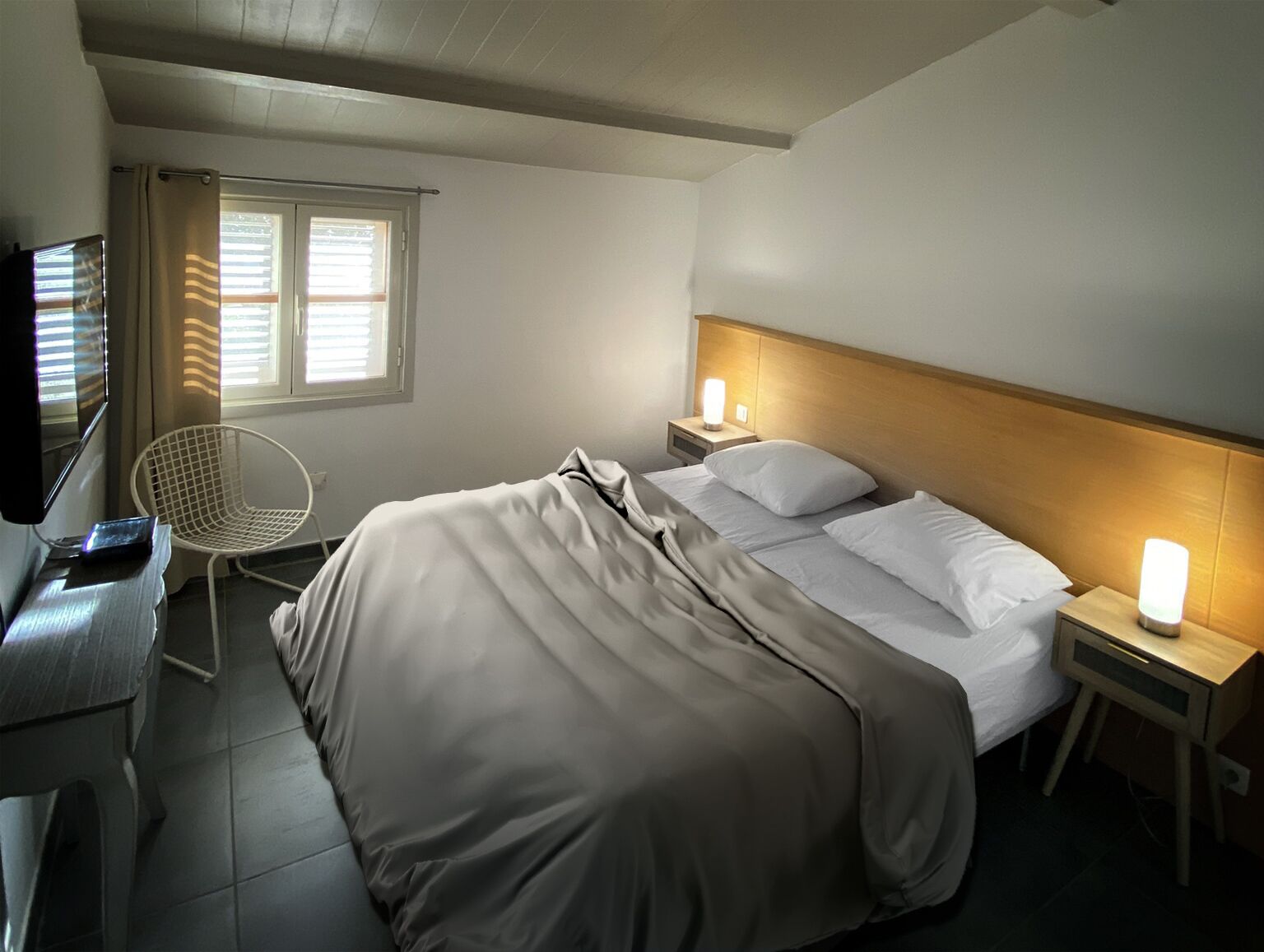 3 dormitoris, planxa i posts de planxar i un bressol de viatge 