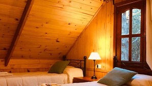 Club Cabin, 2 Bedrooms | Blackout drapes, WiFi (free), bed sheets