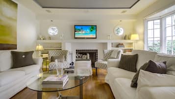 Smart-TV, Kamin, Bücher, Stereoanlage