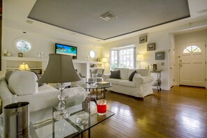 Smart TV, fireplace, books, stereo - A Touch of Cape Cod in West Hollywood (West Hollywood)
