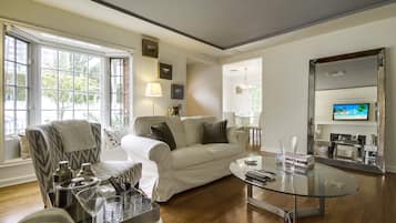 Smart-TV, Kamin, Bücher, Stereoanlage