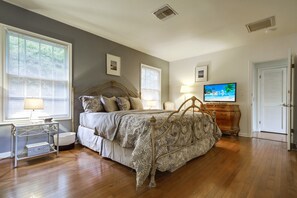 2 bedrooms, desk, iron/ironing board, travel crib
