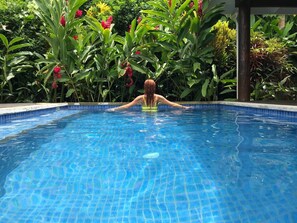 Una piscina al aire libre