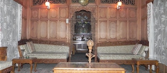 Shabrose Heritage Houseboats