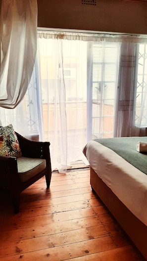 Standaard driepersoonskamer | Luxe beddengoed, een kluis op de kamer, een strijkplank/strijkijzer