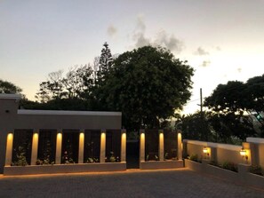 Free self parking - Beach Retreat Guest House (aManzimtoti)