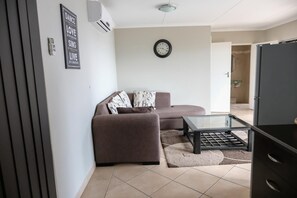 Flat-screen TV - Beach Retreat Guest House (aManzimtoti)