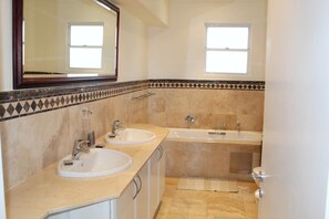 A bathroom with two sinks, a bathtub, and a toilet. - Unit 1101 Oyster Rock (Umhlanga)