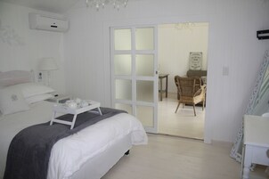 Deluxe Cottage, 1 Bedroom | Minibar, desk, free WiFi, bed sheets
