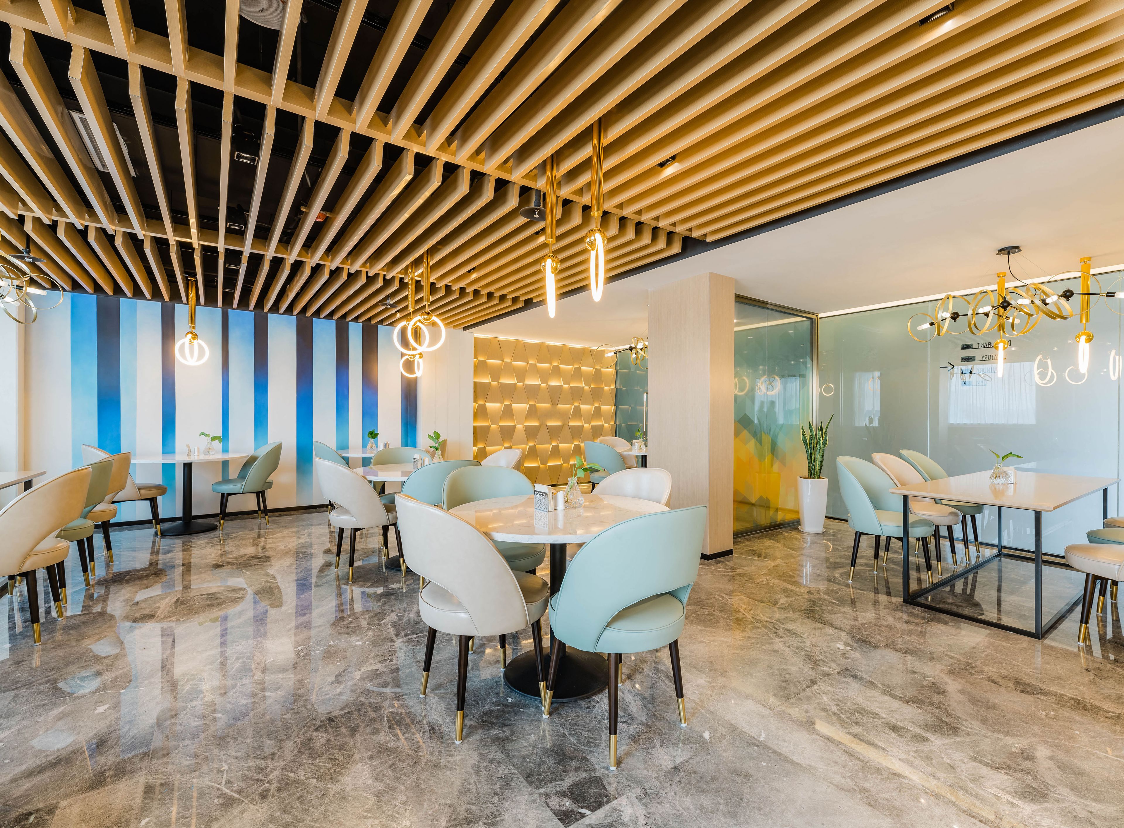 Uma sala de jantar moderna com mesas e cadeiras redondas, teto de madeira e parede divisória de vidro.