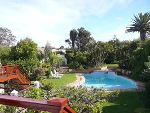 Outdoor pool, sun loungers - Aberdour Guesthouse (Gqeberha (Port Elizabeth))