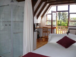 Luxury Studio, 1 Bedroom | Individually decorated, individually furnished, desk, laptop workspace - Aberdour Guesthouse (Gqeberha (Port Elizabeth))