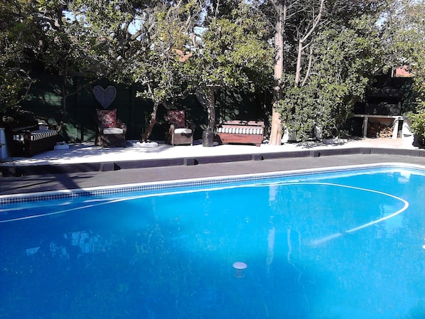 Piscine extérieure, chaises longues