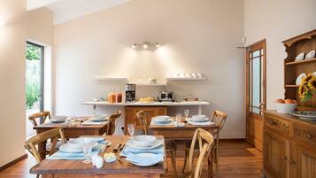 Café da manhã diário mediante uma taxa