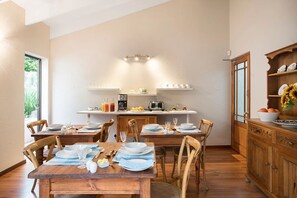 Petit déjeuner servi tous les jours en supplément