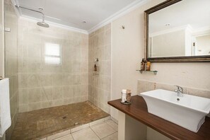 Buồng tắm vòi sen, máy sấy tóc, khăn tắm 