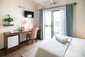 Executive Double Room | Desk, iron/ironing board, free WiFi, bed sheets - Sandton Slippers (Sandton)