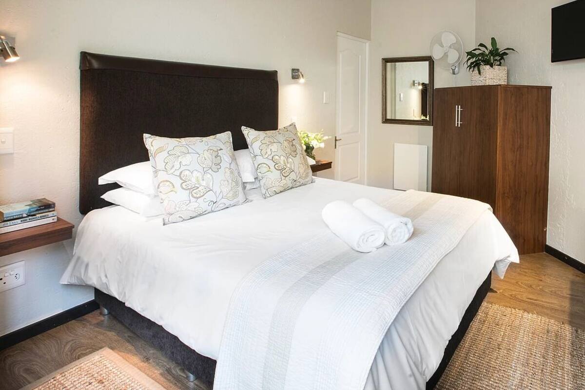 Standard Room (Oriole) | Desk, iron/ironing board, free WiFi, bed sheets