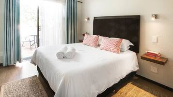 Escritorio, tabla de planchar con plancha, wifi gratis y ropa de cama