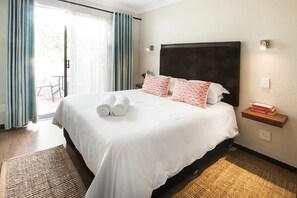 Desk, iron/ironing board, free WiFi, bed sheets - Sandton Slippers (Sandton)