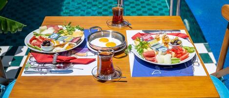 Free daily buffet breakfast