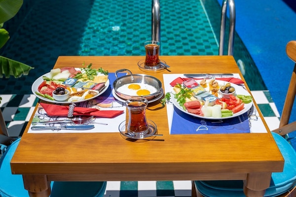 Café da manhã com buffet grátis todos os dias