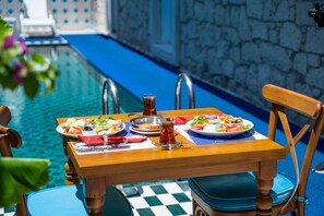 بوفيه فطور مجانًا يوميًا