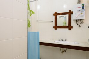 Apartment, Multiple Beds, Non Smoking | Bathroom | Shower, towels - Omar do Rio - A1208 (Rio de Janeiro)