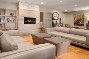 Living area - Country Inn and Suites Duluth North (Duluth)