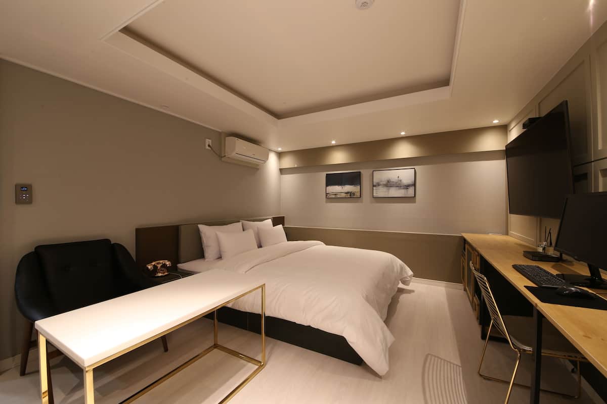 Habitación doble (VIP) | Escritorio, insonorización, wifi gratis y acceso para silla de ruedas
