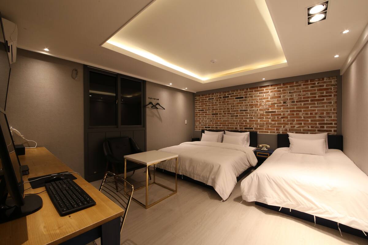 Habitación con 2 camas individuales (VIP) | Escritorio, insonorización, wifi gratis y acceso para silla de ruedas
